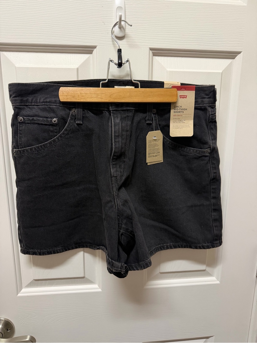 Levi’s cinch mid thigh black shorts